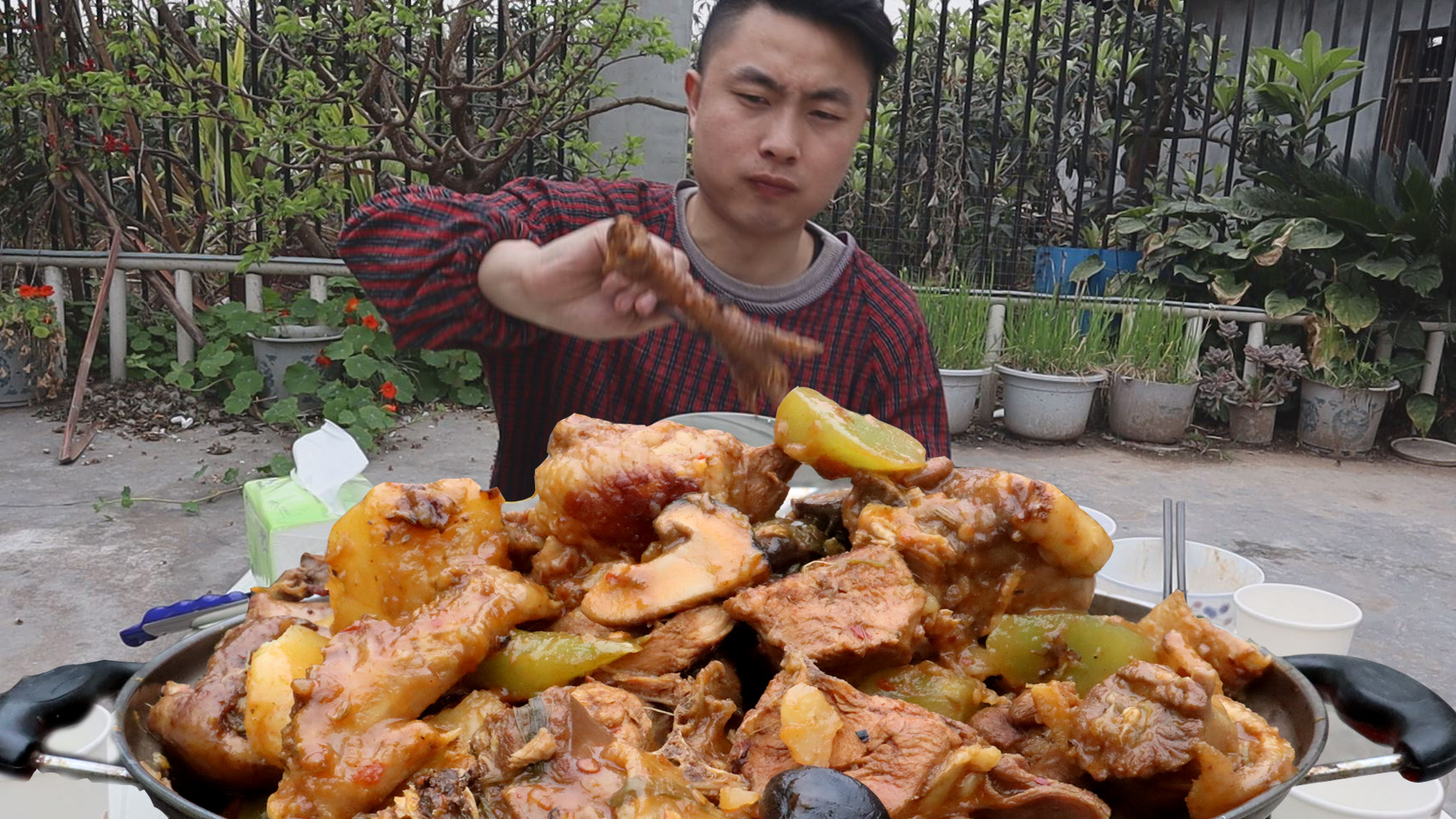 外婆和大姨来了,用自家的粮食鸡烧了5斤柴火鸡,这肉吃着过瘾